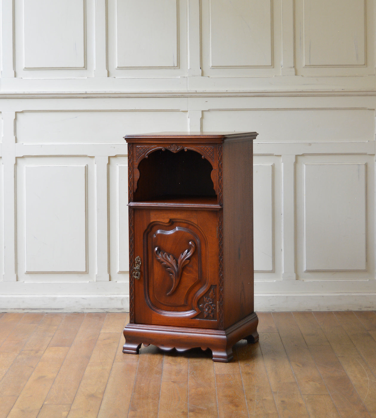 ベットサイドキャビネット