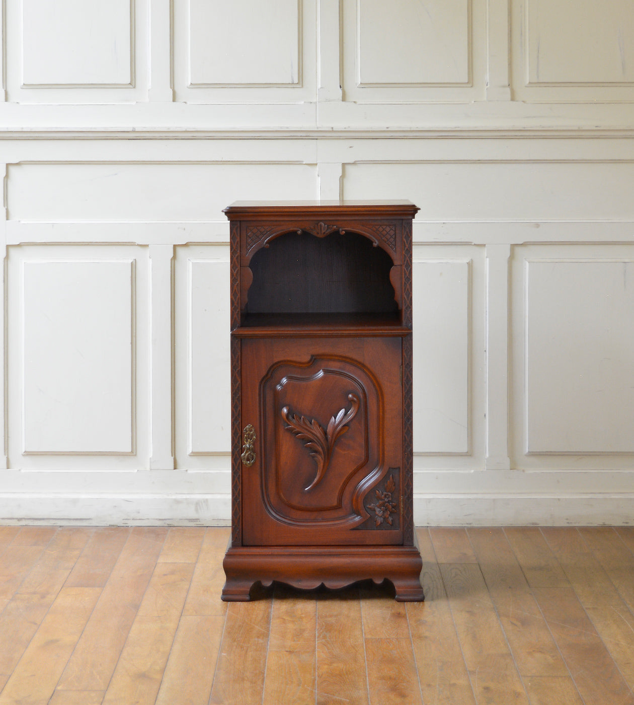 ベットサイドキャビネット