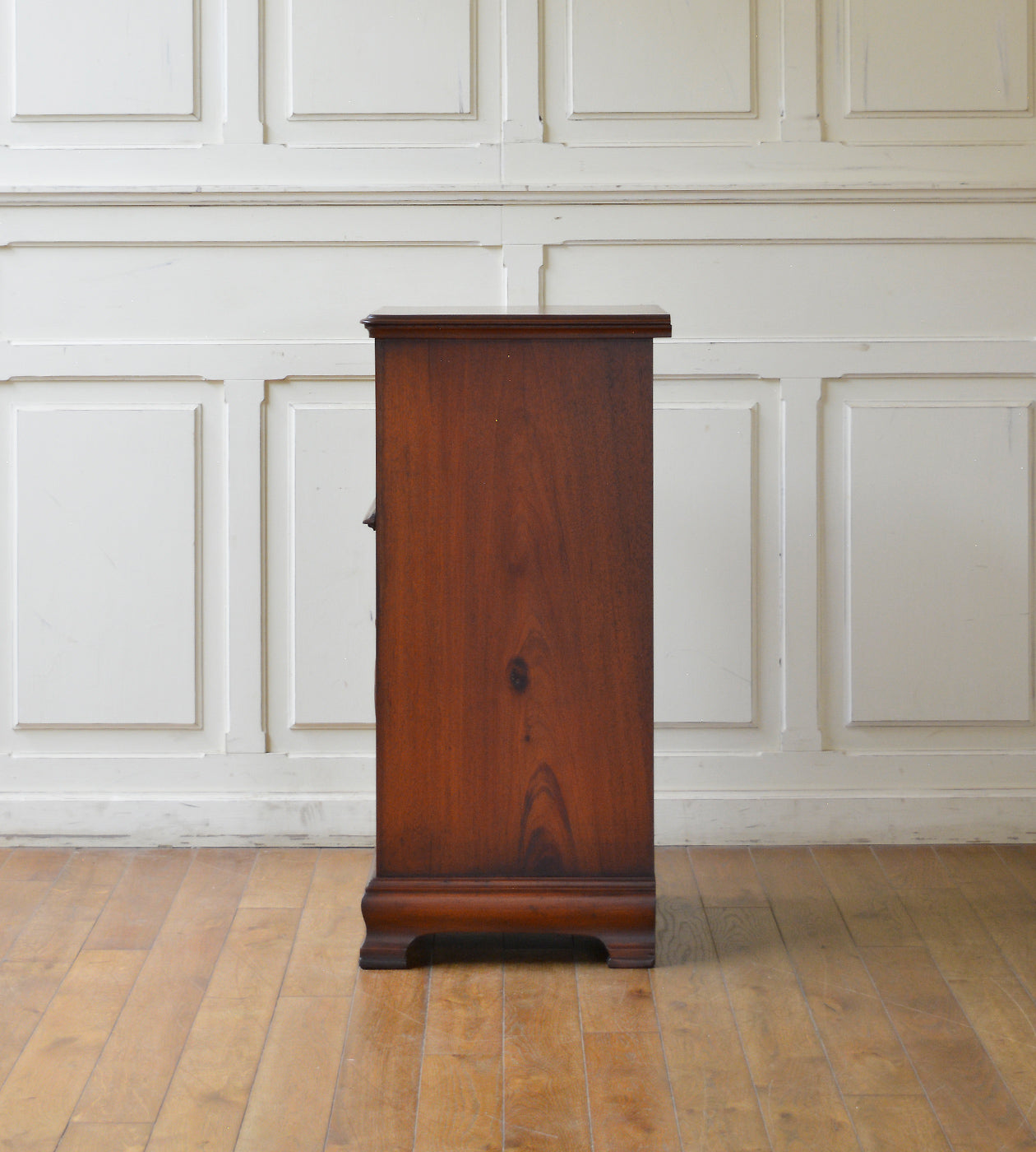 ベットサイドキャビネット