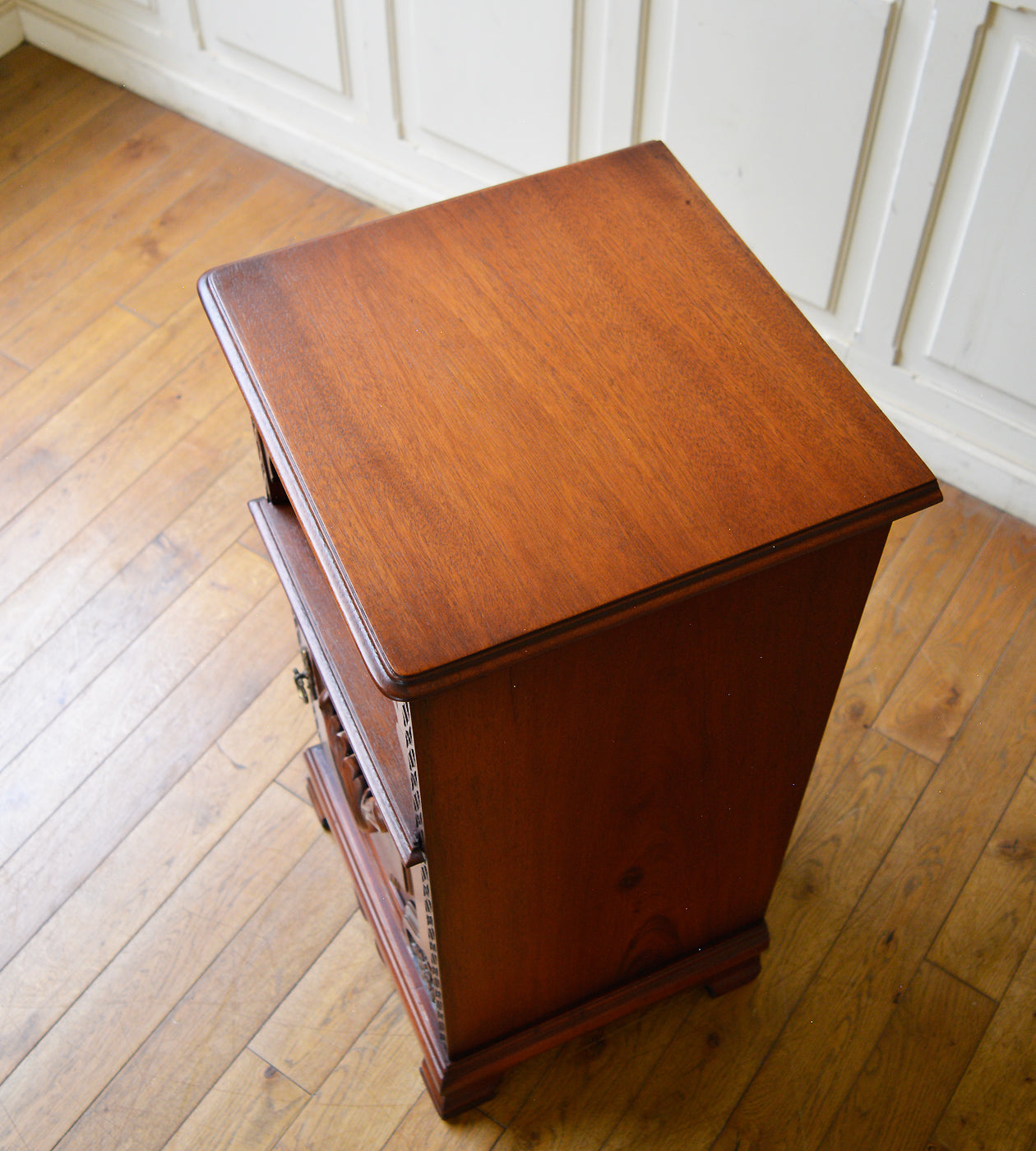 ベットサイドキャビネット