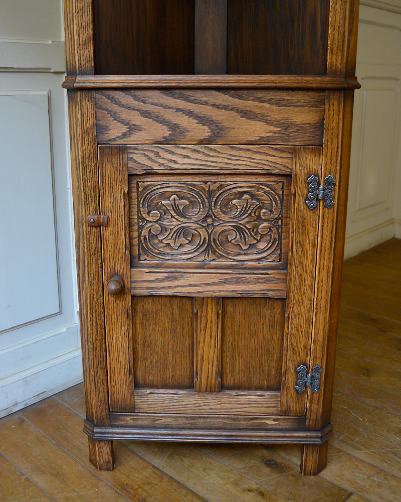 コーナーキャビネット