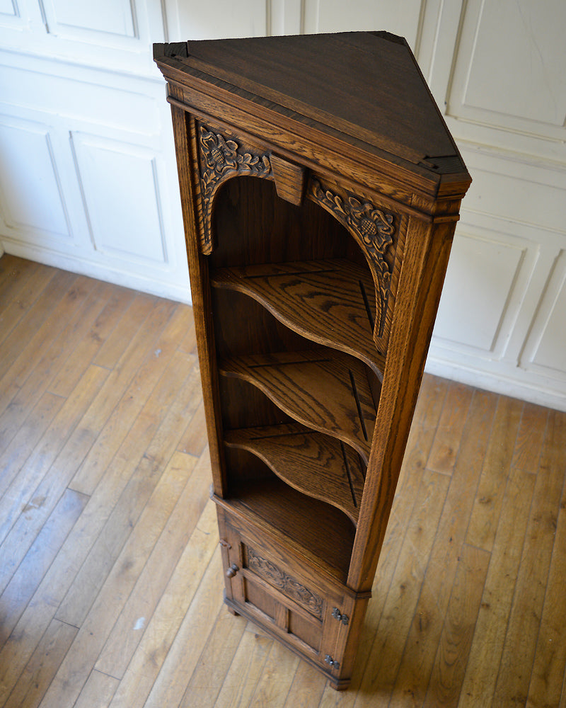 コーナーキャビネット